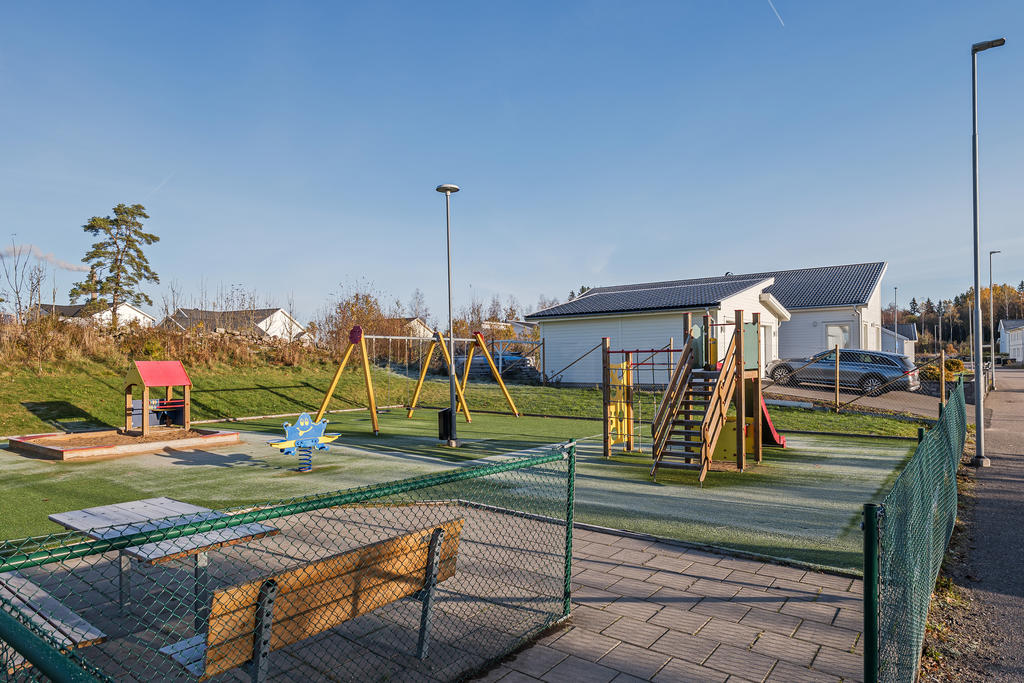 Lekplatsen precis intill