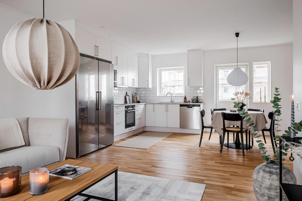 Öppen planlösning mellan kök och vardagsrum