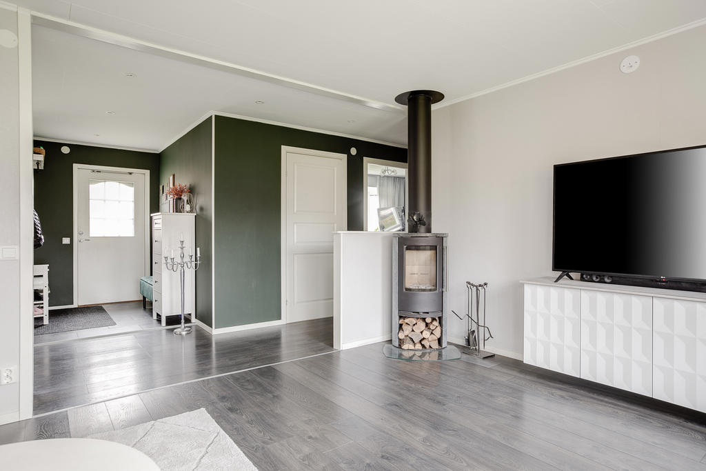 Vardagsrum med braskamin