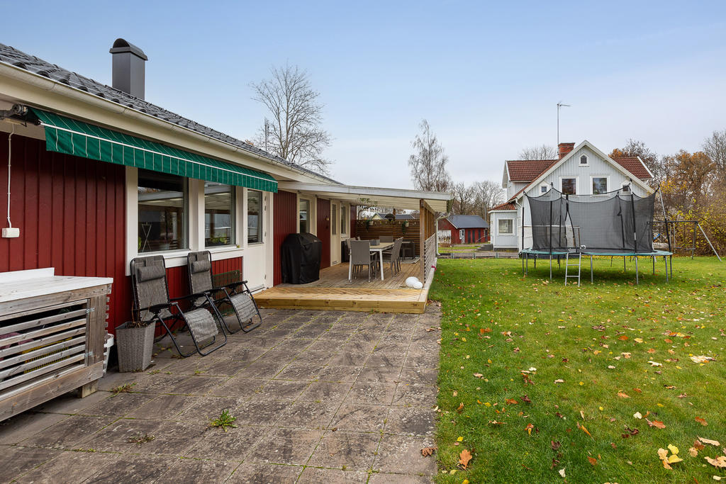 Altan och stenläggning i soligtläge!