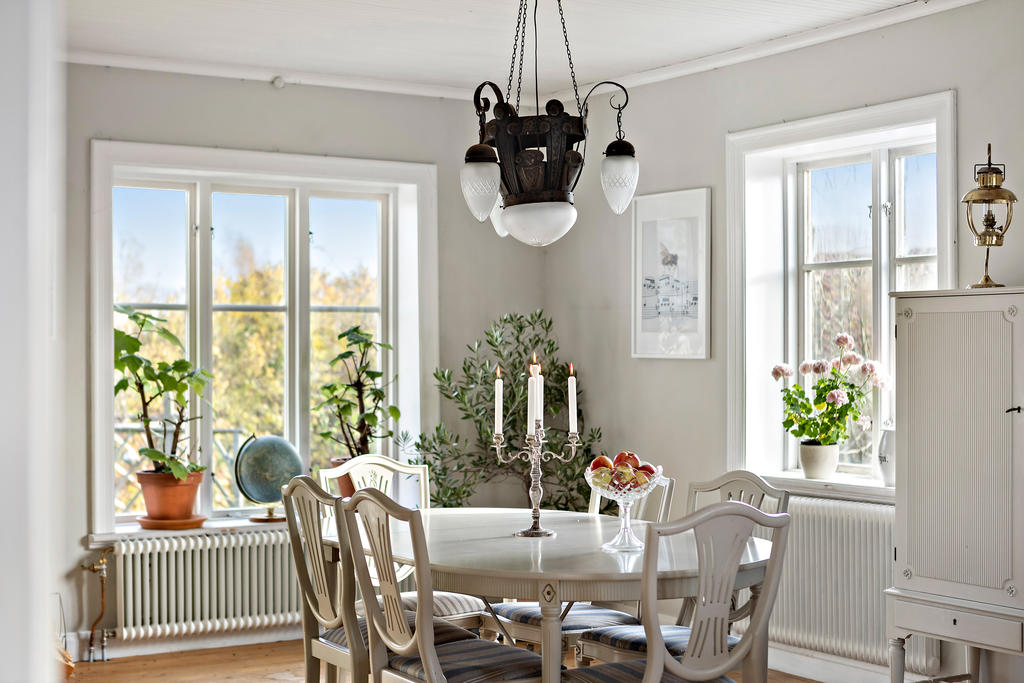 Samlingsplats vis matbord i en öppen planlösning