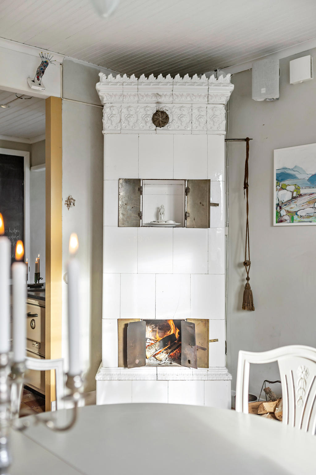 Klassisk vit kakelugn med vackert utsirad krona