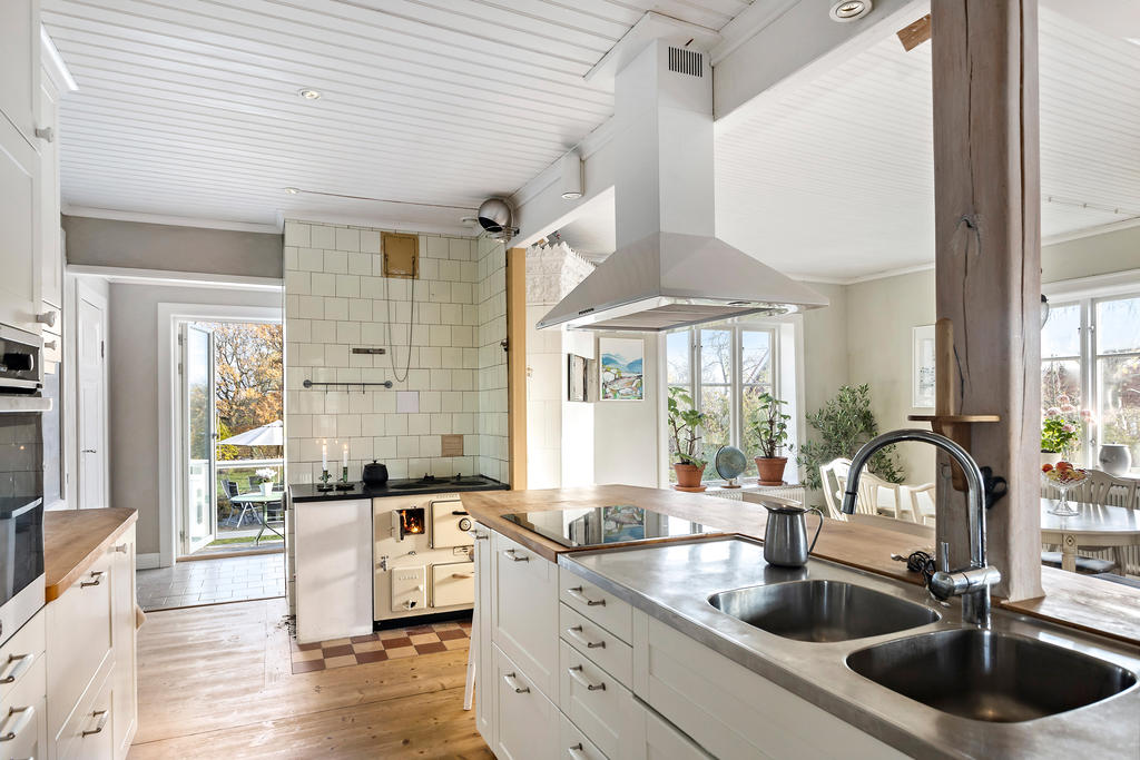 Stora huset - Öppen planlösning mellan kök, matsalsdel & allrun