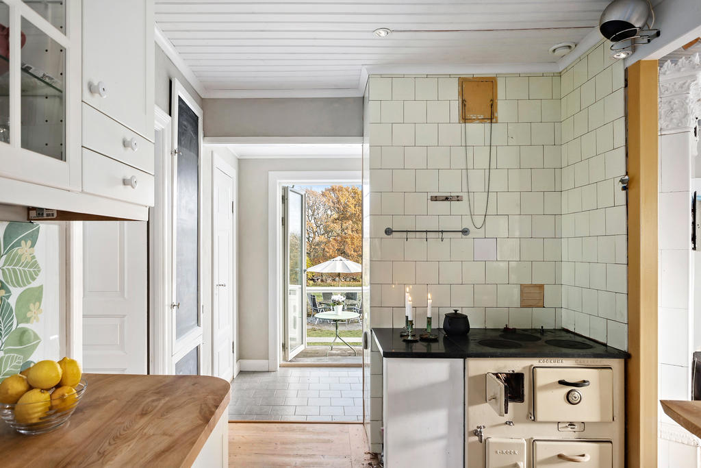 Stora huset - hall med direkt utgång till det rymliga trädäcket & trädgården