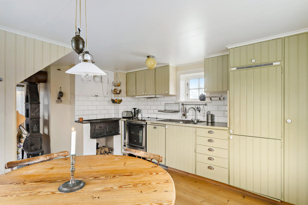 Öppet kök med mycket förvaring samt plats för matbord 