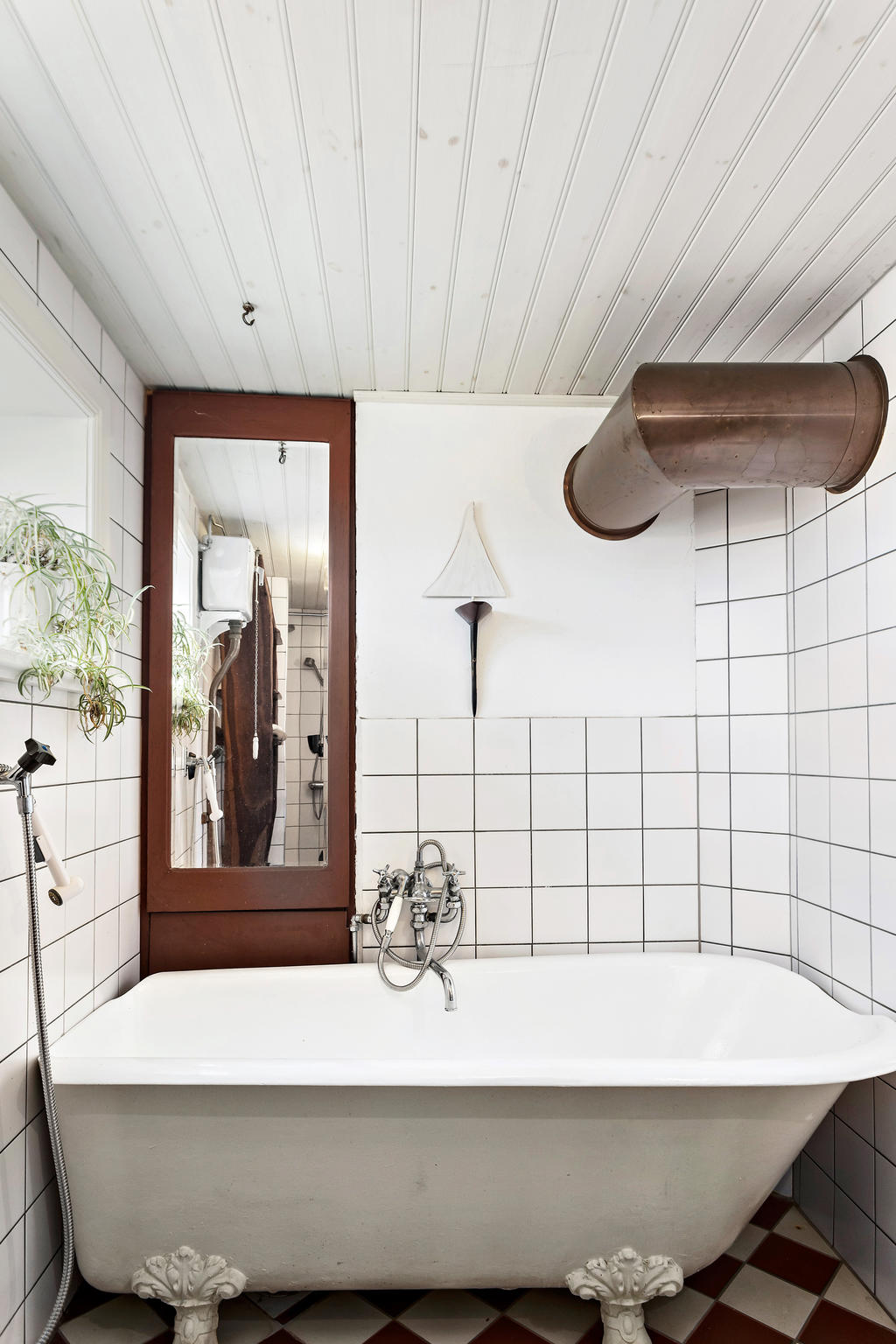 Lilla huset - Badrum med badkar 