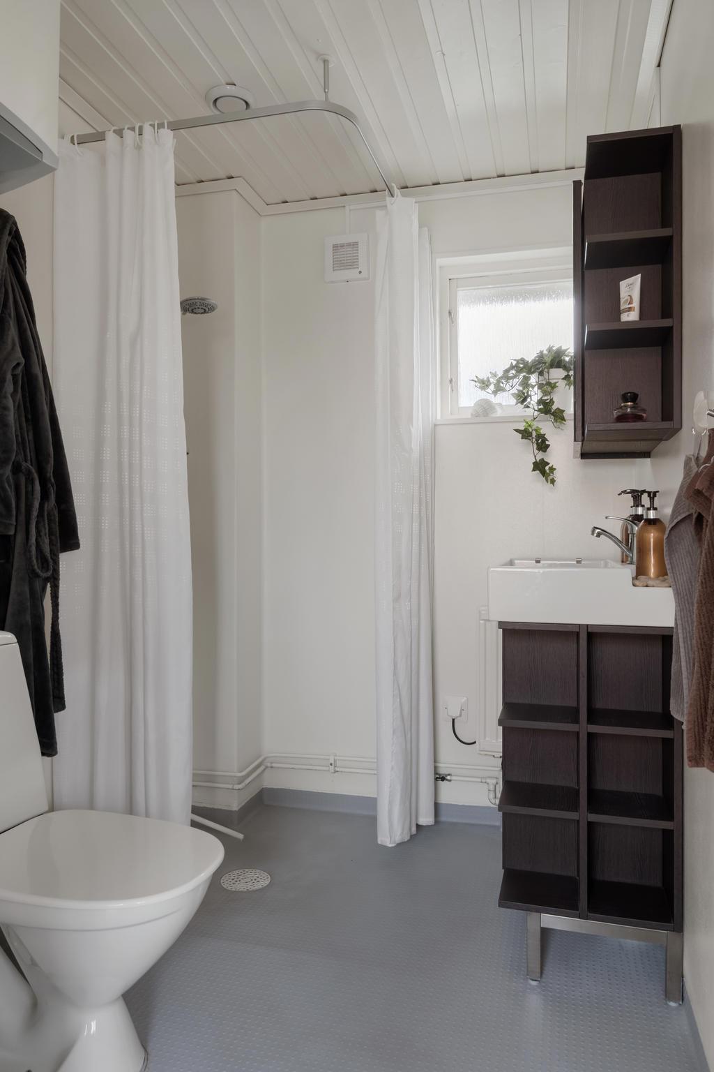 Badrum med wc och dusch.