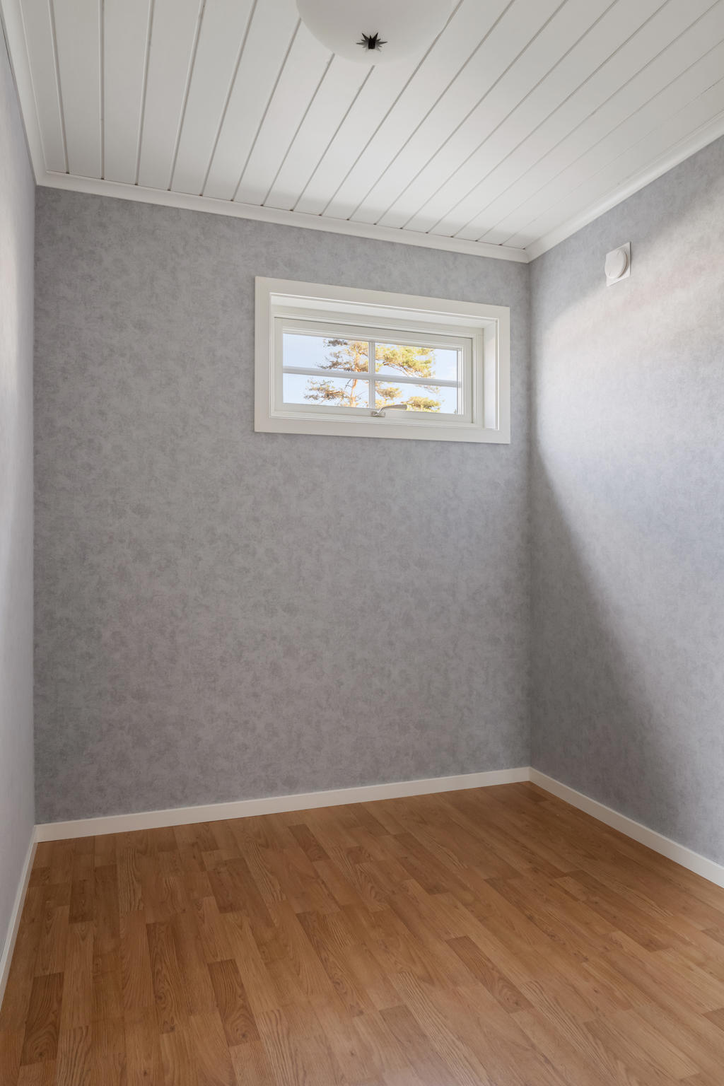 Sovrum 1 erbjuder ljusinsläpp och plats för enkelsäng, alternativt mindre dubbelsäng.