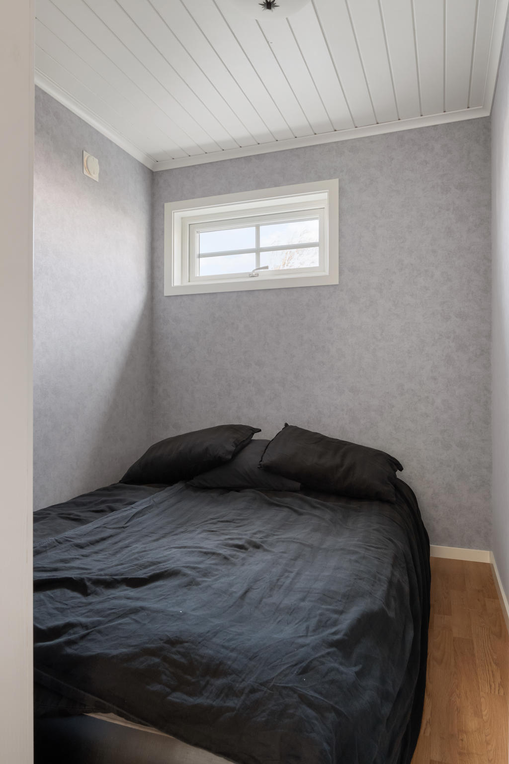 Sovrum 2 erbjuder ljusinsläpp och plats för enkelsäng, alternativt mindre dubbelsäng som på bilden.