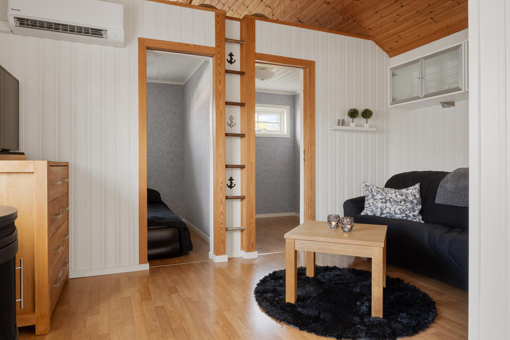 Vardagsrummet erbjuder en inbjudande atmosfär, idealisk för kvällsunderhållning och avkoppling. Det perfekta stället att samlas för att njuta av TV-tittande och umgänge i en mysig miljö.