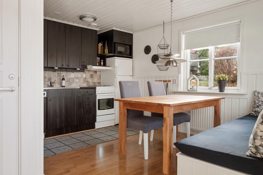 Det här köket bjuder på en inbjudande atmosfär med sitt fantastiska ljusinsläpp och en elegant öppen planlösning som sömlöst ansluter till matsalsplatsen, perfekt för sociala stunder.