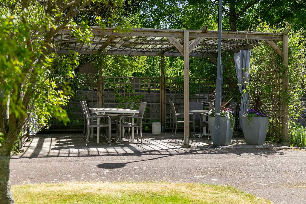 Här kan du slå dig ner under paviljongen i solen och umgås 