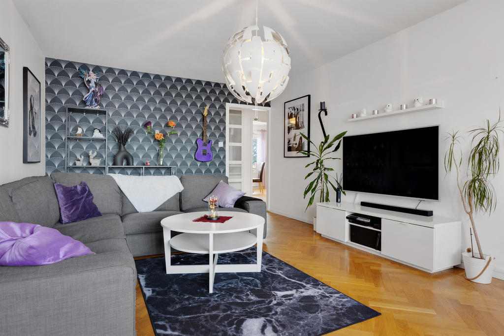 Ljust vardagsrum med plats för både soffgrupp och matbord om man önskar