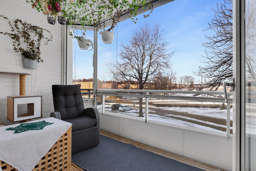Balkongen är rymlig och inglasad i bästa västerläge
