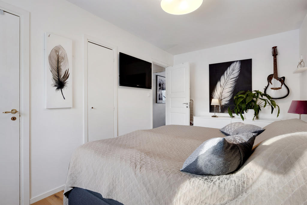 Två vältagna klädkammare finns i sovrummet