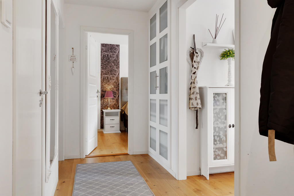 Vy från hallen mot samtliga rum