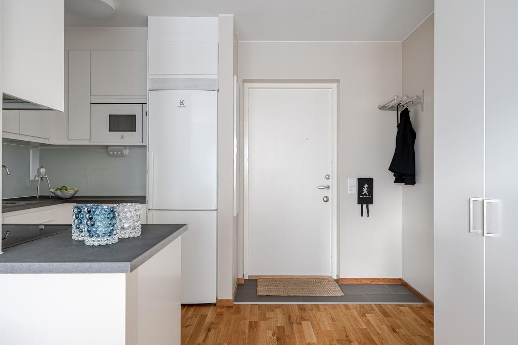 Hall med praktisk golvklinker och plats för avhängning