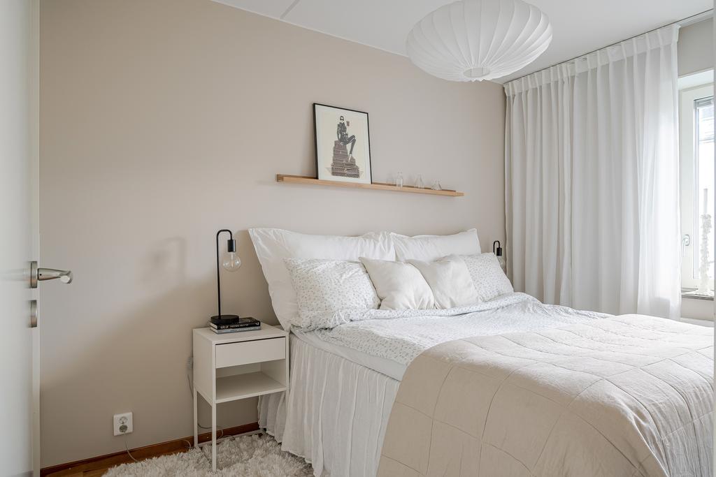 Sovrum med plats för dubbelsäng