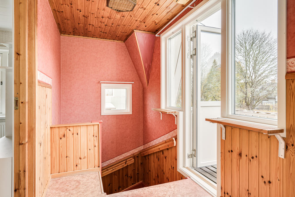 Hall på övre plan plan med utgång till balkong.