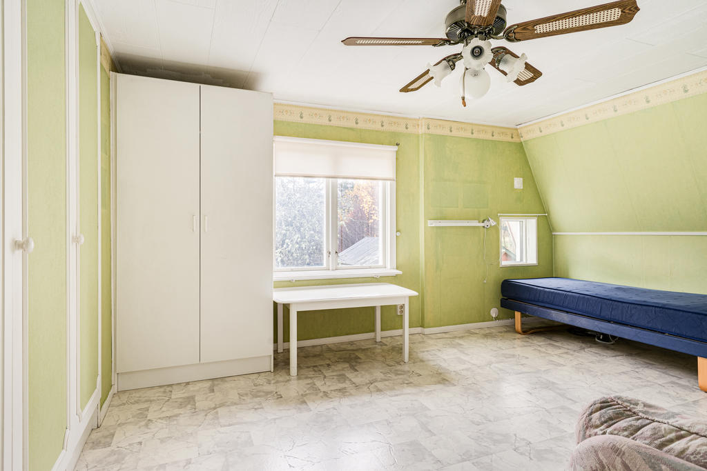 Sovrum med flera garderober-övre plan.