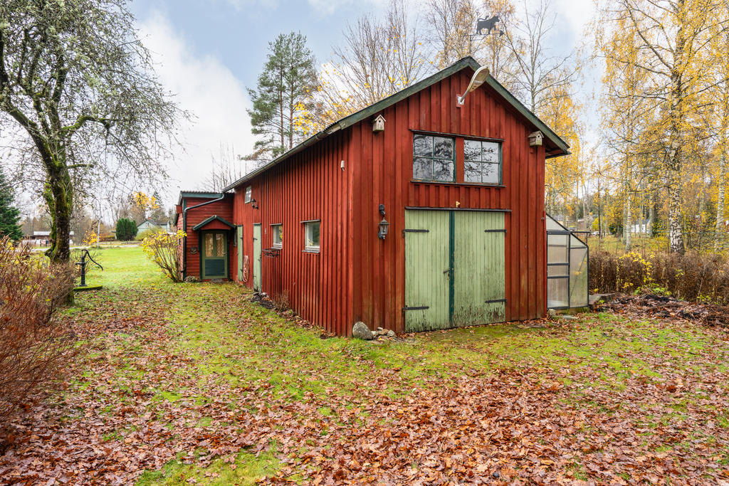 Uthus med garage och växthus-el finns.