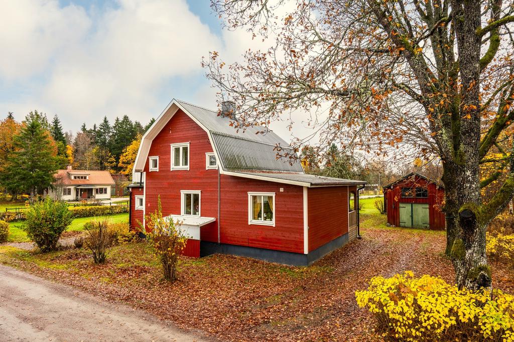 Huset omges av en trevlig tomt med många planteringar och gott om plats för barnlek och sociala aktiviteter.  