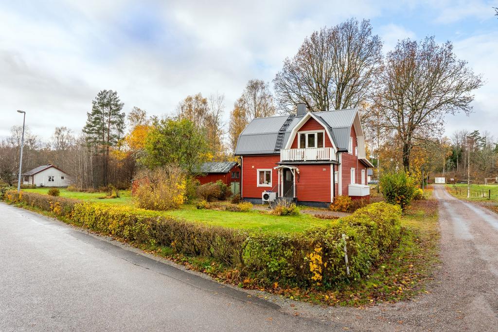 Välkommen till Gunnersbyvägen 25 i Dalskog!  Ett charmigt 1 1/2 - plan hus om 115 kvm praktiskt fördelat på 4 ROK. Belägen med närhet till vacker natur, bra badmöjligheter och centrala Mellerud!