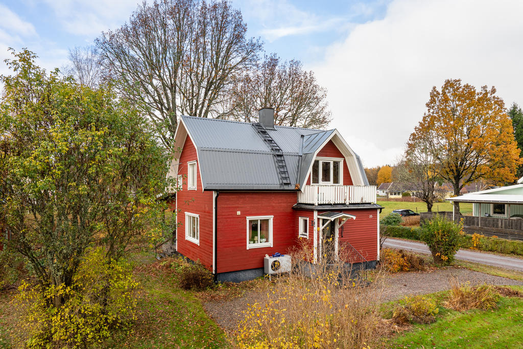 Balkong på övre plan. Tak utbytt år 2019.