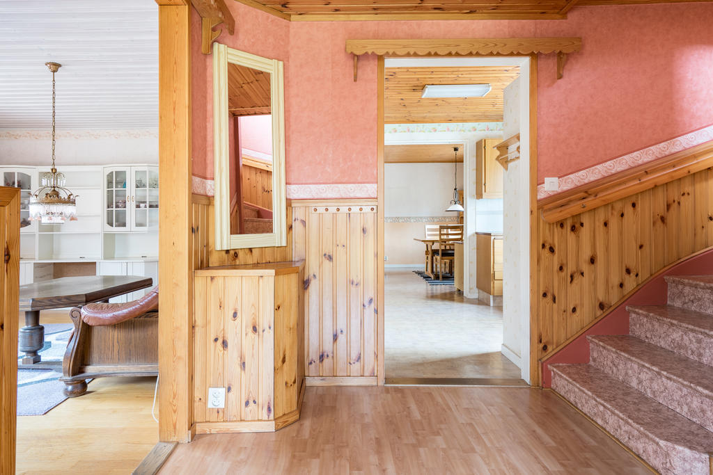 Hall med trapp till övre plan.