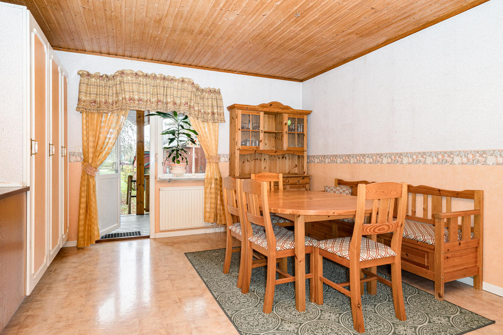 Matplats. Möjlighet att dela av till ytterligare ett rum. Utgång till veranda under tak. 