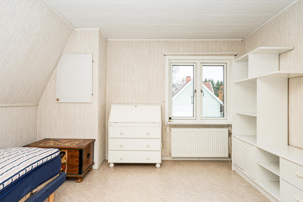 Sovrum med garderob-övre plan.