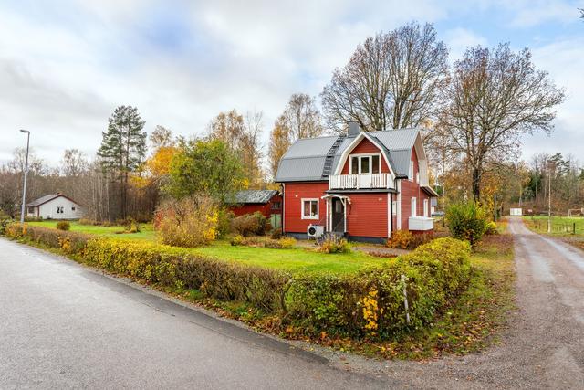 Välkommen till Gunnersbyvägen 25 i Dalskog!  Ett charmigt 1 1/2 - plan hus om 115 kvm praktiskt fördelat på 4 ROK. Belägen med närhet till vacker natur, bra badmöjligheter och centrala Mellerud!