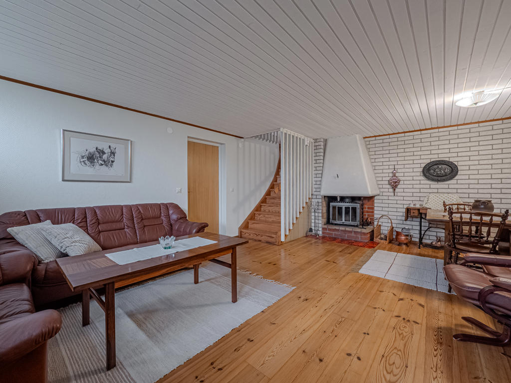 Trivsamt allrum med öppen spis med insats och uppreglat trägolv. 