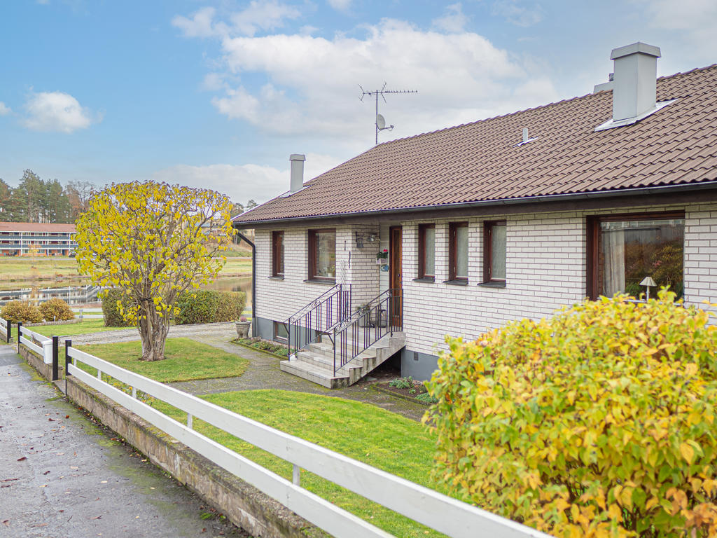 Bostaden är belägen i Gamleby, i ett populärt område med närhet till badplats, lekplats, köpcenter, längåkningsspår vintertid, skolor och natur.