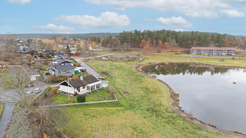 Den generösa trädgårdstomten om 960 m² är mycket välskött och med en rofylld utsikt över dammen utan insyn från grannar. 