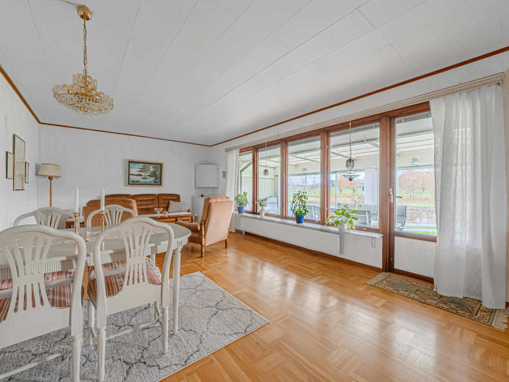 Planlösningen är genomtänkt med rymliga sällskapsytor