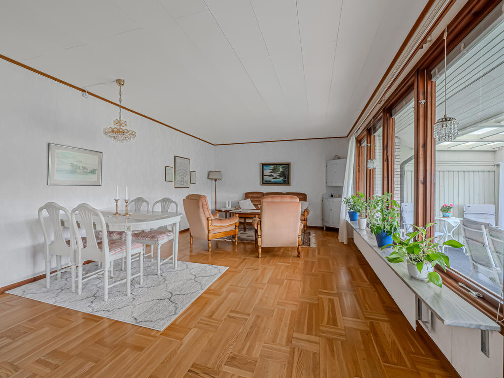 Generöst vardagsrum med gediget parkettgolv och utgång till det härliga uterummet