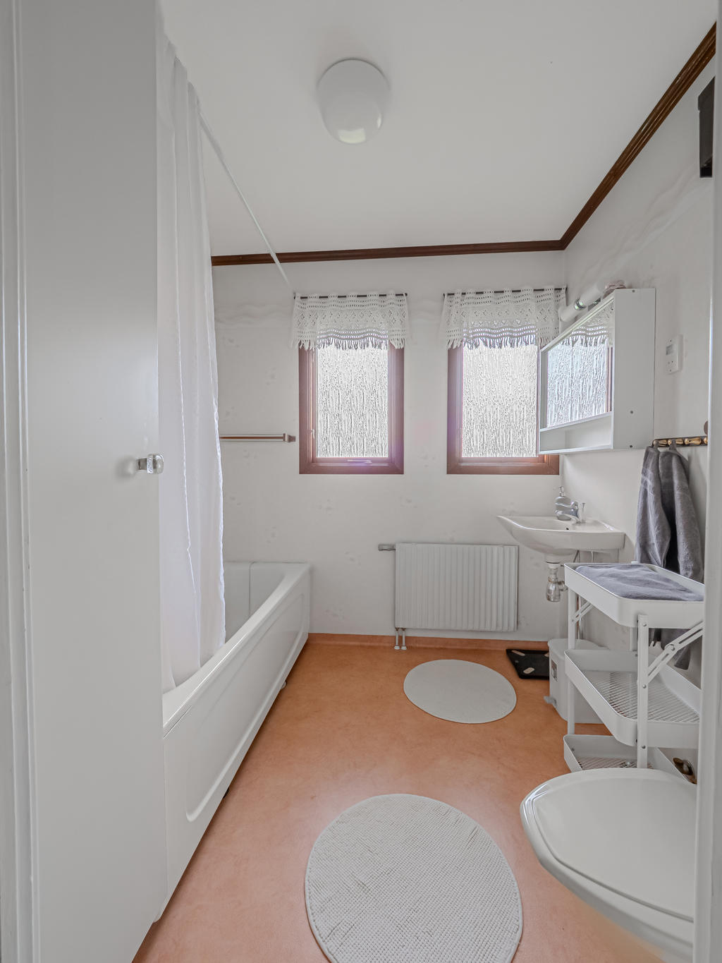 BADRUM utrustat med våtrumsmatta på väggar och golv, garderob, badkar, wc, handfat, spegelskåp och vädringsfönster