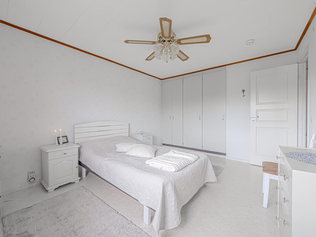 Sovrum med inbyggda garderober 