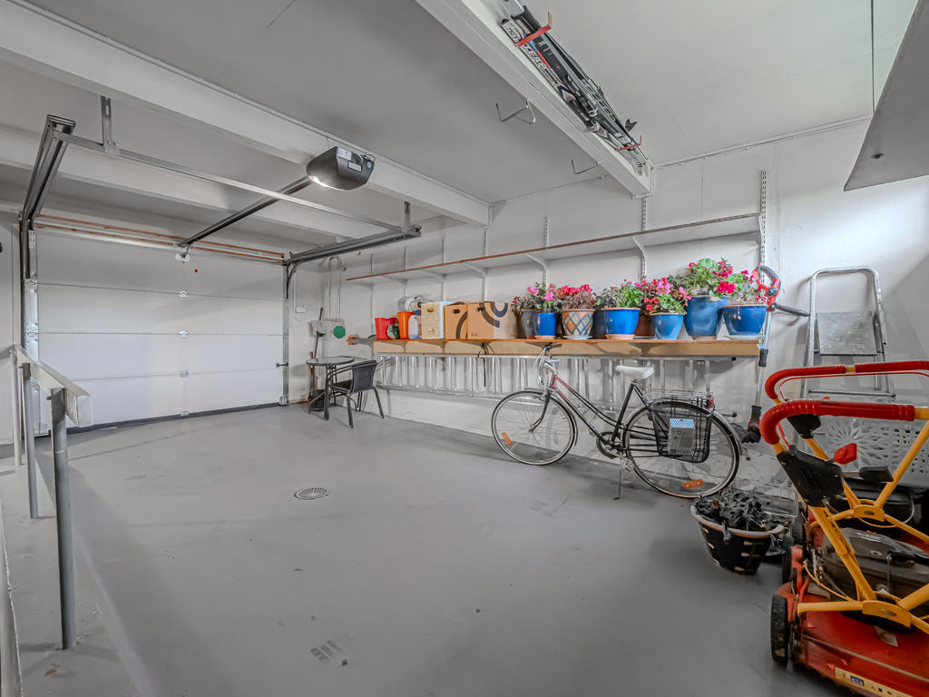 Garage med elektrisk port 