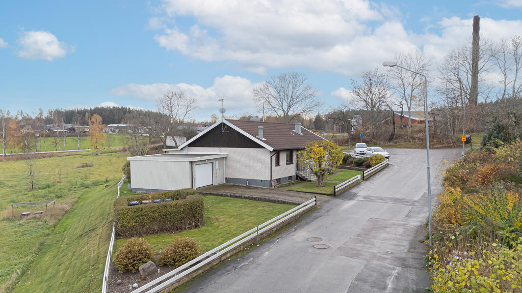 Läget är lugnt och omtyckt med närhet till skolor, förskolor, mataffärer, natur och fina motionsmöjligheter – bland annat längdskidspår vintertid