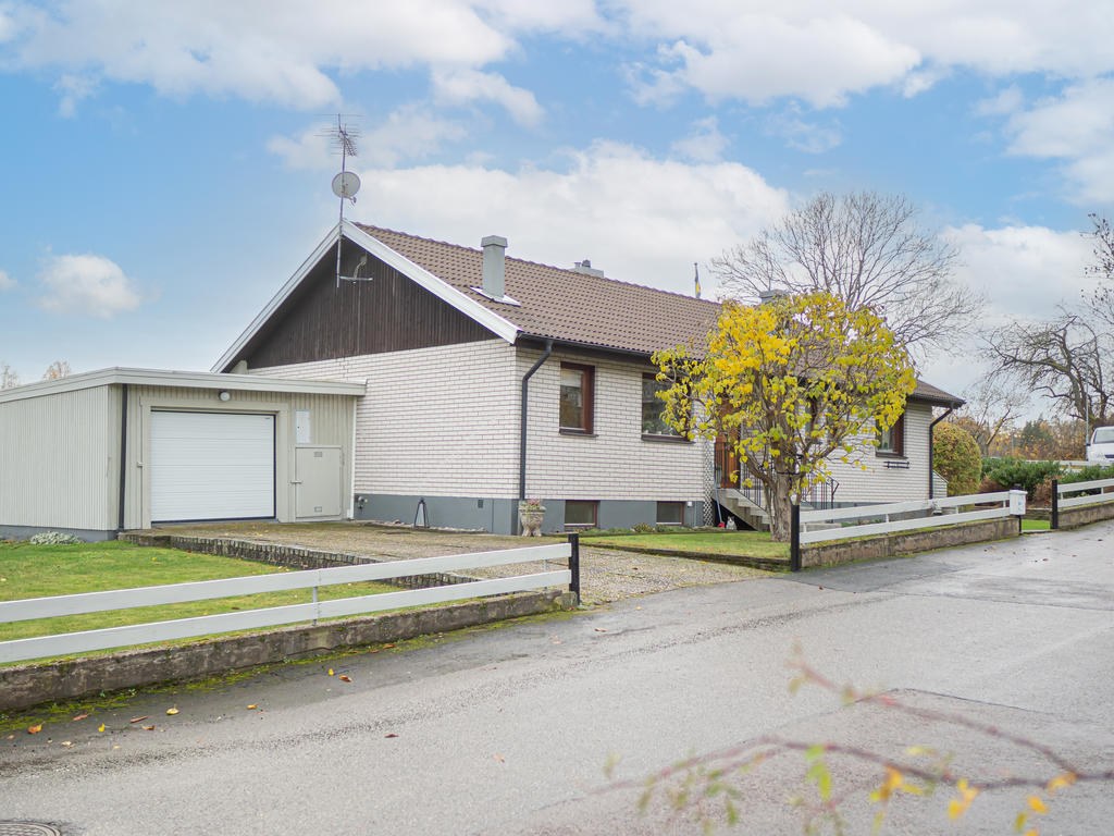 Till Gamleby centrum tar du dig enkelt via en promenad eller cykeltur på cirka en kilometer
