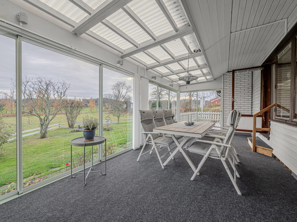 Stilfullt Willab Garden-uterum från 2022, vilket förlänger sommarsäsongen och erbjuder ett härligt extra sällskapsrum med utsikt över dammen
