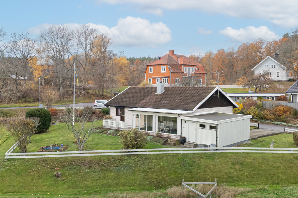 Gedigen 1-plans villa med källare och vidbyggt garage på lugn återvändsgata!