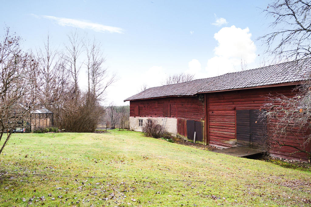 Stor lada med gott om förvaringsutrymmen samt 2 hästboxar.