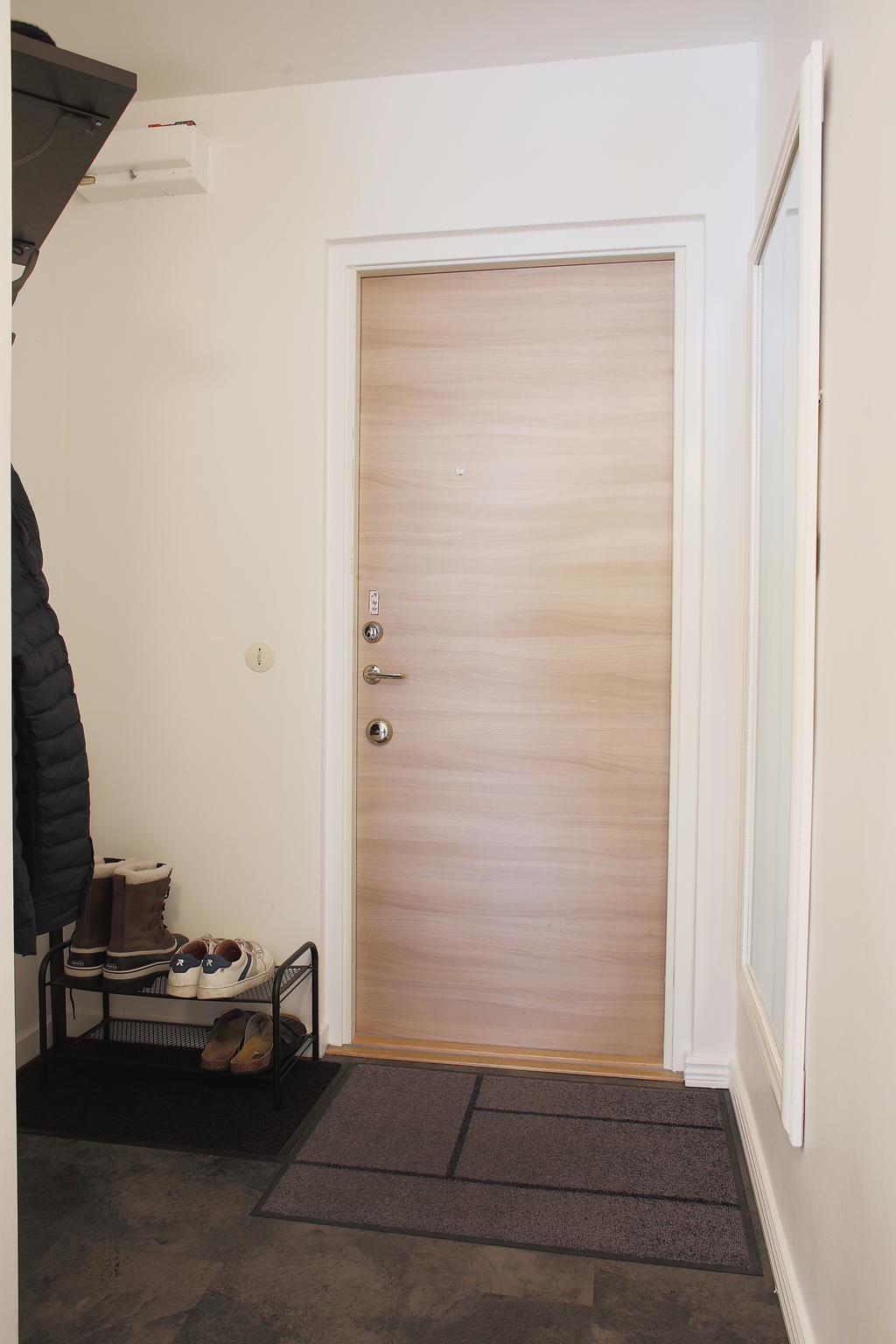 Ingång till hall med klädavhängning