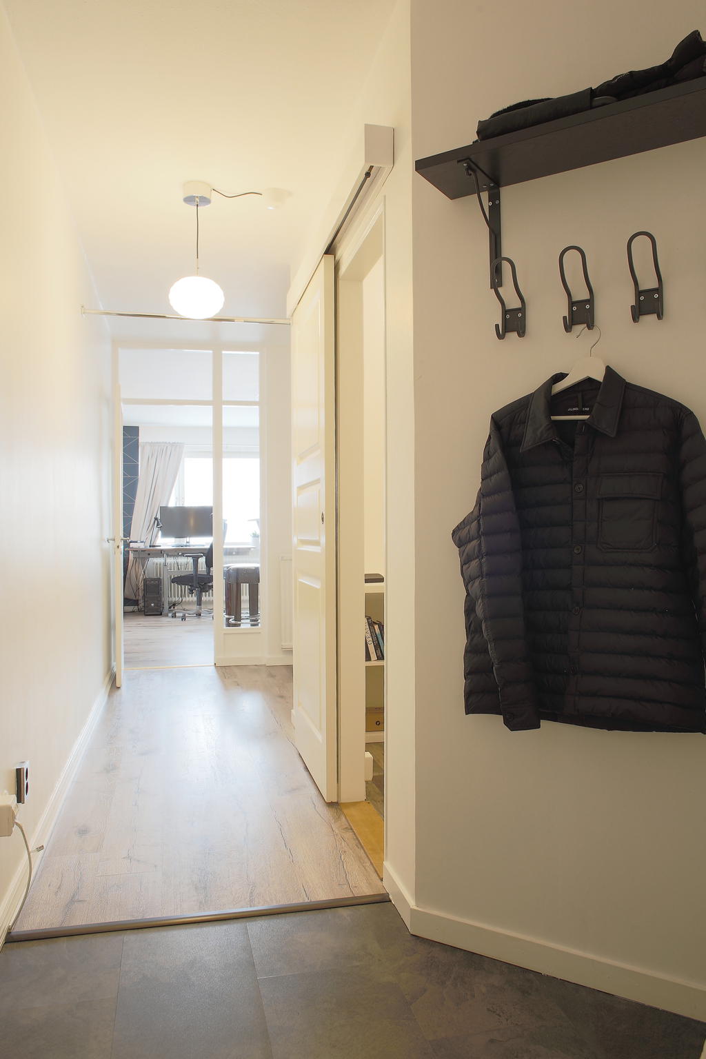 Hall med passage in mot lägenheten