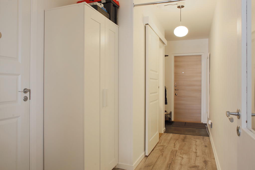 Passagen mot entrén, badrum i dörren till vänster