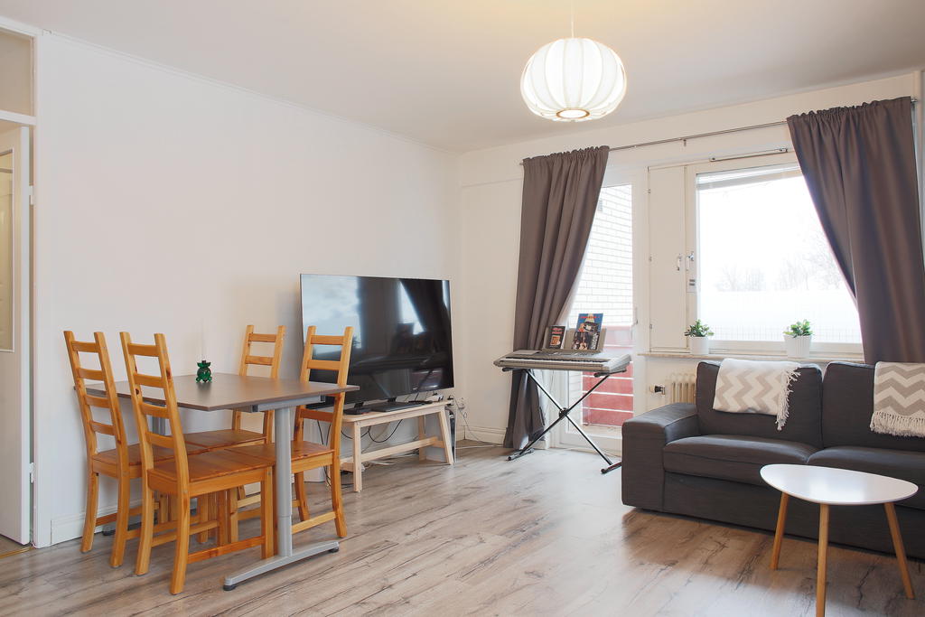 Plats för köksbord och utgång till balkongen via vardagsrummet