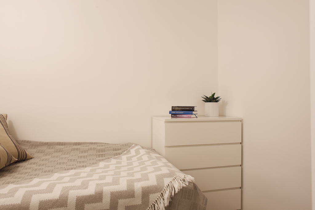 Målade väggar 2024 och plats för byrå m.m.